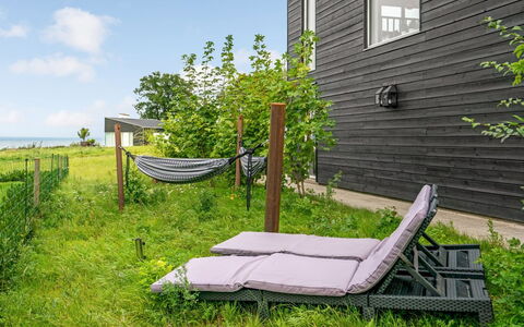 Anny - 100M from the Sea: Domicile, Toit, Maison, Chalet, Biens, Porte, Porche, Siding, Ferme, Ombre