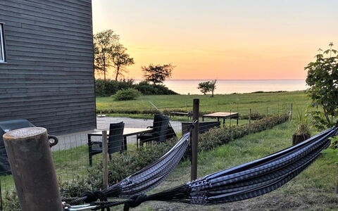 Anny - 100M from the Sea: Domicile, Toit, Maison, Chalet, Biens, Porte, Porche, Siding, Ferme, Ombre