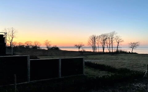 Anny - 100M from the Sea: Domicile, Toit, Maison, Chalet, Biens, Porte, Porche, Siding, Ferme, Ombre