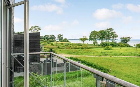 Anny - 100M from the Sea: Herbe, Maison, Toit, Domicile, Chalet, Arbuste, Lot Terre, Zone Rurale, Ferme, Couverture De Sol