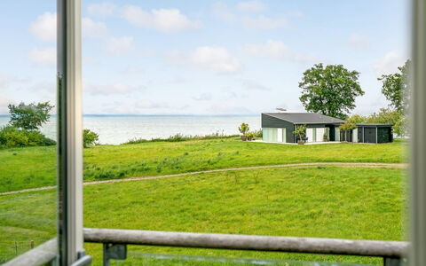 Anny - 100M from the Sea: Herbe, Maison, Toit, Domicile, Chalet, Arbuste, Lot Terre, Zone Rurale, Ferme, Couverture De Sol