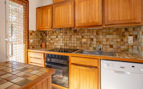 Village des Fourches: Cabinetry, Comptoir, Propriété, Meubles, Cuisine, Bâtiment, Appareil De Cuisine, Bois, Cuisinière, Design Intérieur