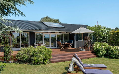Bisera - 150M from the Sea: Bleu, Arbuste, Chalet, Couverture De Sol, Jardin, Biens, Ombre, Aménagement Paysager, Ferme, Eco Hôtel