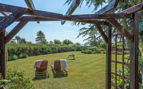 Bisera - 150M from the Sea: Bleu, Arbuste, Chalet, Couverture De Sol, Jardin, Biens, Ombre, Aménagement Paysager, Ferme, Eco Hôtel