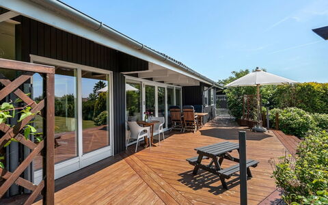 Bisera - 150M from the Sea: Bleu, Arbuste, Chalet, Couverture De Sol, Jardin, Biens, Ombre, Aménagement Paysager, Ferme, Eco Hôtel