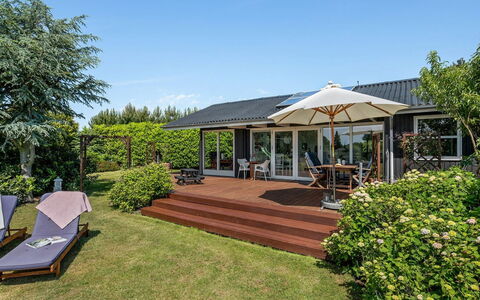 Bisera - 150M from the Sea: Bleu, Arbuste, Chalet, Couverture De Sol, Jardin, Biens, Ombre, Aménagement Paysager, Ferme, Eco Hôtel