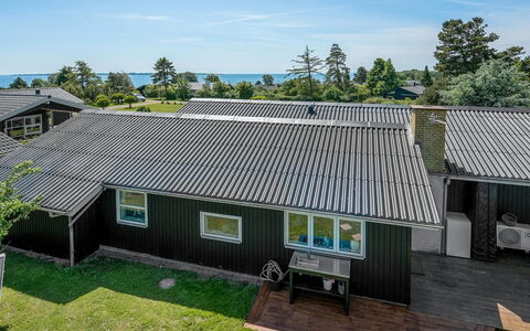 Bisera - 150M from the Sea: Bleu, Arbuste, Chalet, Couverture De Sol, Jardin, Biens, Ombre, Aménagement Paysager, Ferme, Eco Hôtel