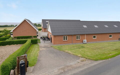Ringulf - 350M from the Sea: Bois, Chalet, Dur, Planche, Tache De Bois, Batiments Jardin, Conception, Cour, Cabane En Rondins, Arrière-Cour
