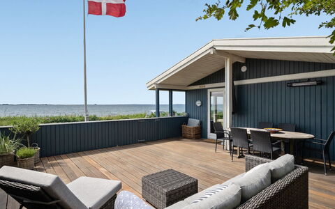 Pellervo - 20M from the Sea: Toit, Maison, Lot Terre, Domicile, Chalet, Biens, Batiments Jardin, Ombre, Cabane En Rondins, Aménagement Paysager