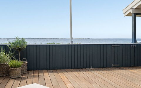 Pellervo - 20M from the Sea: Toit, Maison, Lot Terre, Domicile, Chalet, Biens, Batiments Jardin, Ombre, Cabane En Rondins, Aménagement Paysager