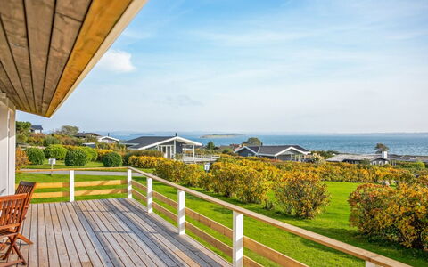 Arton - 300M from the Sea: Bleu, Arbuste, Chalet, Couverture De Sol, Jardin, Biens, Ombre, Aménagement Paysager, Ferme, Eco Hôtel