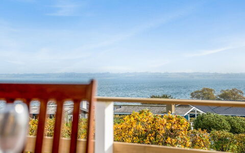 Arton - 300M from the Sea: Bleu, Arbuste, Chalet, Couverture De Sol, Jardin, Biens, Ombre, Aménagement Paysager, Ferme, Eco Hôtel