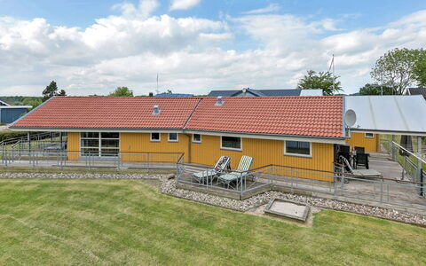 Hjalmar - 400M from the Sea: Maison, Chalet, Toit, Batiments Jardin, Ombre, Cabanon, Arrière-Cour, Mobilier De Jardin, Cour, Pelouse