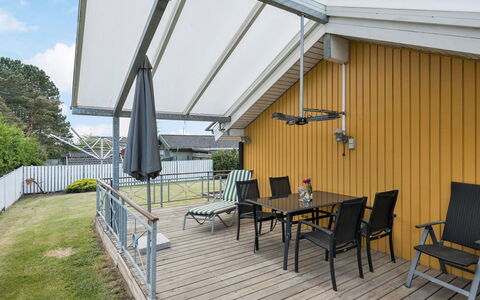 Hjalmar - 400M from the Sea: Maison, Chalet, Toit, Batiments Jardin, Ombre, Cabanon, Arrière-Cour, Mobilier De Jardin, Cour, Pelouse