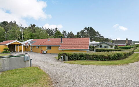 Hjalmar - 400M from the Sea: Maison, Chalet, Toit, Batiments Jardin, Ombre, Cabanon, Arrière-Cour, Mobilier De Jardin, Cour, Pelouse