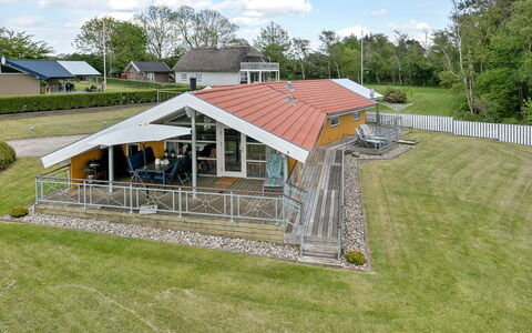 Hjalmar - 400M from the Sea: Bleu, Arbuste, Chalet, Couverture De Sol, Jardin, Biens, Ombre, Aménagement Paysager, Ferme, Eco Hôtel