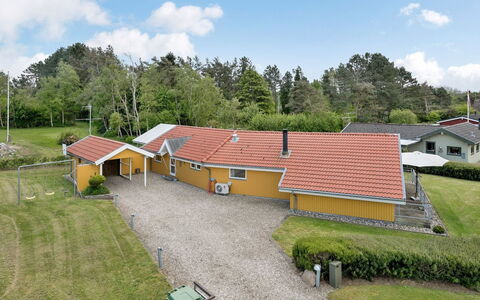 Hjalmar - 400M from the Sea: Bleu, Arbuste, Chalet, Couverture De Sol, Jardin, Biens, Ombre, Aménagement Paysager, Ferme, Eco Hôtel