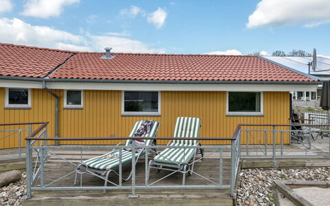Hjalmar - 400M from the Sea: Bleu, Arbuste, Chalet, Couverture De Sol, Jardin, Biens, Ombre, Aménagement Paysager, Ferme, Eco Hôtel