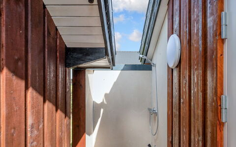 Rathi - 250M from the Sea: Bois, Composite, Tache De Bois, Dur, Planche, Métal, Contre-Plaqué, Siding, Daylighting
