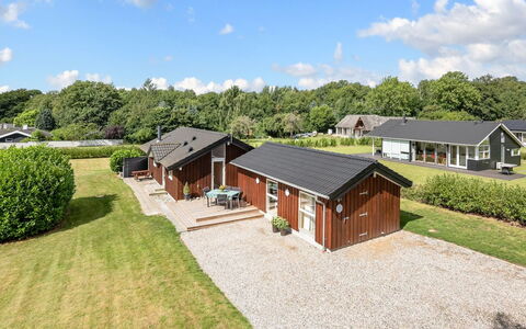 Rathi - 250M from the Sea: Maison, Domicile, Toit, Zone Résidentielle, Biens, Chalet, Pelouse, Aménagement Paysager, Ferme, Banlieue