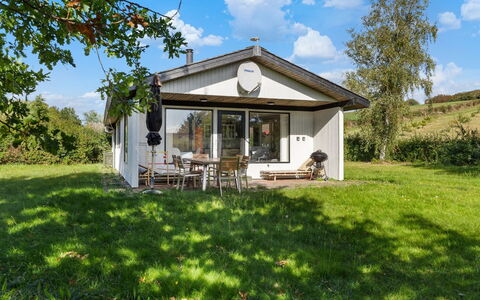 Kalle - 400M from the Sea: Domicile, Toit, Maison, Chalet, Biens, Porte, Porche, Siding, Ferme, Ombre