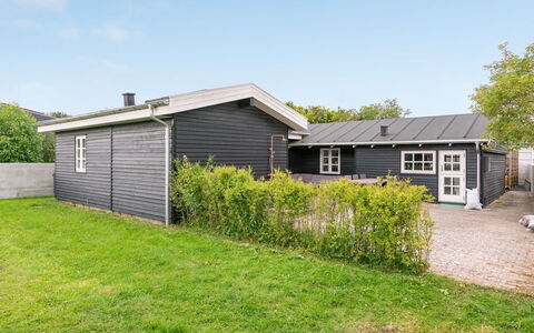 Gunlef - 50M from the Sea: Maison, Toit, Domicile, Chalet, Siding, Couverture De Sol, Pelouse, Cour, Jardin, Arrière-Cour