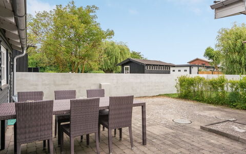 Gunlef - 50M from the Sea: Mobilier De Jardin, Zone Résidentielle, Domicile, Lot Terre, Ombre, Jardin, Composite, Tableau De Plein Air, Porche, Arrière-Cour