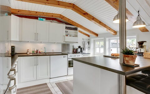 Gunlef - 50M from the Sea: Cuisine, Comptoir, Meubles, Design Intérieur, Sol, Bois, Appareil De Cuisine, Plafond, Luminaire, Principaux Appliance