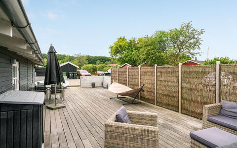 Gunlef - 50M from the Sea: Bois, Parquet, Domicile, Plate-Forme, Mobilier De Jardin, Dur, Planche, Porche, Porte, Tache De Bois
