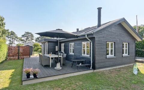 Kamilla - 200M from the Sea: Bleu, Arbuste, Chalet, Couverture De Sol, Jardin, Biens, Ombre, Aménagement Paysager, Ferme, Eco Hôtel