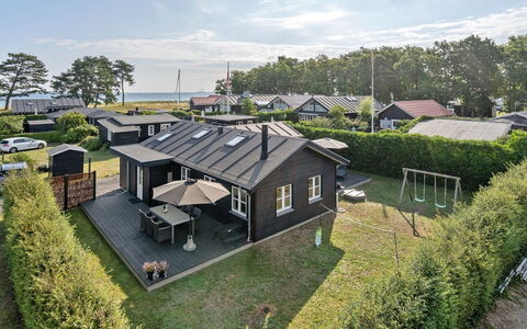Kamilla - 200M from the Sea: Bleu, Arbuste, Chalet, Couverture De Sol, Jardin, Biens, Ombre, Aménagement Paysager, Ferme, Eco Hôtel