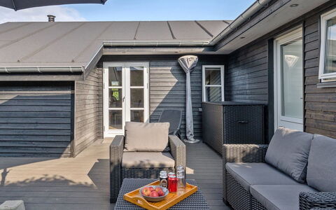 Kamilla - 200M from the Sea: Bleu, Arbuste, Chalet, Couverture De Sol, Jardin, Biens, Ombre, Aménagement Paysager, Ferme, Eco Hôtel