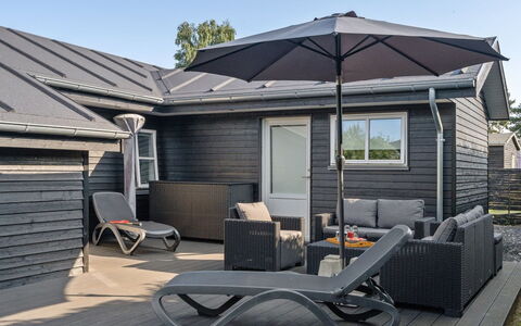 Kamilla - 200M from the Sea: Bleu, Arbuste, Chalet, Couverture De Sol, Jardin, Biens, Ombre, Aménagement Paysager, Ferme, Eco Hôtel
