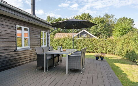 Kamilla - 200M from the Sea: Bleu, Arbuste, Chalet, Couverture De Sol, Jardin, Biens, Ombre, Aménagement Paysager, Ferme, Eco Hôtel
