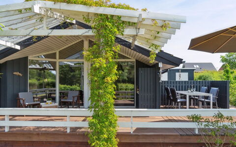 Kulben - 450M from the Sea: Toit, Couverture De Sol, Ombre, Jardin, Structure En Plein Air, Aménagement Paysager, Cour, Conception, Eco Hôtel, Siding