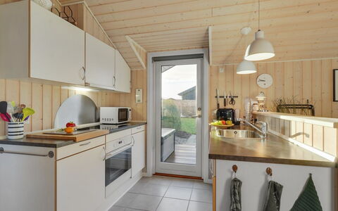 Kulben - 450M from the Sea: Bois, Cuisine, Sol, Design Intérieur, Meubles, Plafond, Domicile, Sol, Maison, Comptoir
