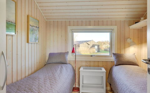 Kulben - 450M from the Sea: Bois, Chambre, Sol, Domicile, Lit, Plafond, Dur, Tache De Bois, Planche, Cadre De Lit