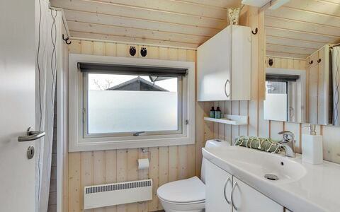 Kulben - 450M from the Sea: Bois, Luminaire Plomberie, Plomberie, Robinet, Évier, Salle De Bains, Lavabo, Miroir, Conception, Toilette