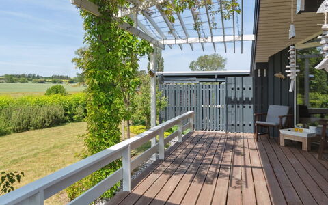 Kulben - 450M from the Sea: Bois, Porche, Lot Terre, Ombre, Composite, Jardin, Plate-Forme, Structure En Plein Air, Balcon, Eco Hôtel