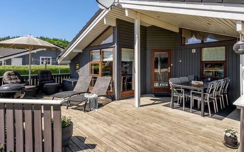 Ela - 500M from the Sea: Toit, Maison, Domicile, Chalet, Siding, Biens, Allée, Batiments Jardin, Cour, Cabanon