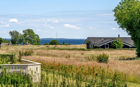 Ela - 500M from the Sea: Toit, Maison, Domicile, Chalet, Siding, Biens, Allée, Batiments Jardin, Cour, Cabanon