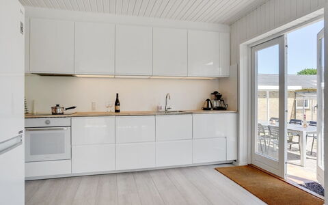 Ilda - 250M from the Sea: Sol, Cuisine, Bois, Sol, Design Intérieur, Comptoir, Parquet, Appareil De Cuisine, Cabinetry, Plafond