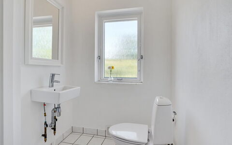 Ilda - 250M from the Sea: Mur, Luminaire Plomberie, Design Intérieur, Sol, Sol, Salle De Bains, Plafond, Plomberie, Toilette, Domicile