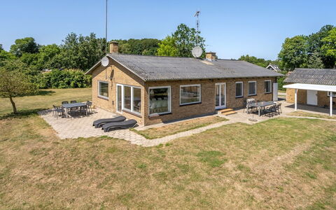 Ilda - 250M from the Sea: Toit, Maison, Domicile, Chalet, Siding, Biens, Allée, Batiments Jardin, Cour, Cabanon