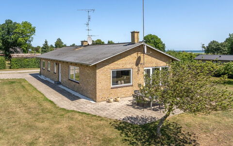 Ilda - 250M from the Sea: Toit, Maison, Domicile, Chalet, Siding, Biens, Allée, Batiments Jardin, Cour, Cabanon