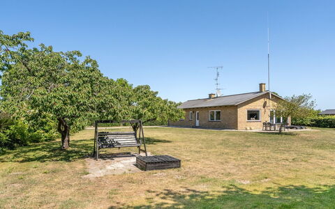 Ilda - 250M from the Sea: Toit, Maison, Domicile, Chalet, Siding, Biens, Allée, Batiments Jardin, Cour, Cabanon