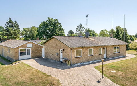 Ilda - 250M from the Sea: Toit, Maison, Domicile, Chalet, Siding, Biens, Allée, Batiments Jardin, Cour, Cabanon