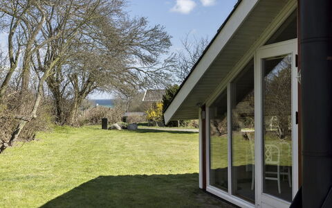 Guthki - 275M from the Sea: Domicile, Chalet, Pelouse, Jardin, Ombre, Batiments Jardin, Cour, Aménagement Paysager, Arrière-Cour, Ferme