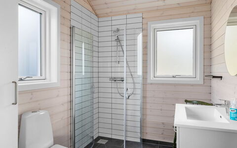 Mato - 100M from the Sea: Bois, Sol, Luminaire Plomberie, Sol, Salle De Bains, Design Intérieur, Plomberie, Toilette, Domicile, Évier