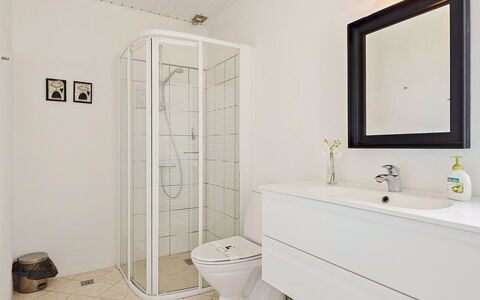 Ajo - 2Km from the Sea: Sol, Sol, Luminaire Plomberie, Design Intérieur, Salle De Bains, Plomberie, Armoire De Toilette, Toilette, Pièce, Plafond